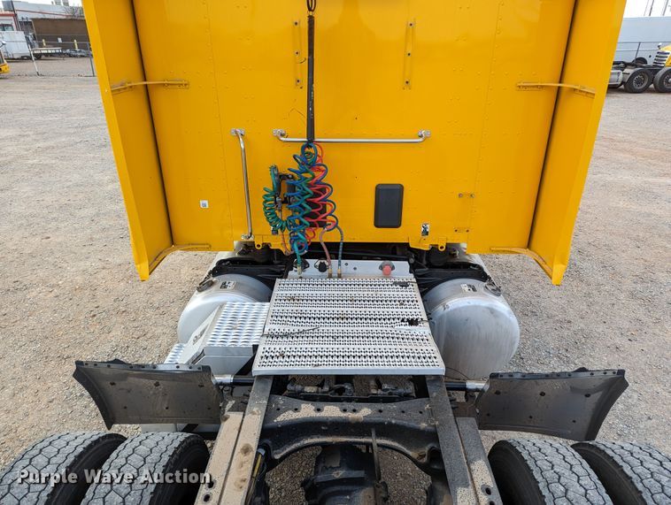 image for item LP9154 2016 Peterbilt 579 semi truck