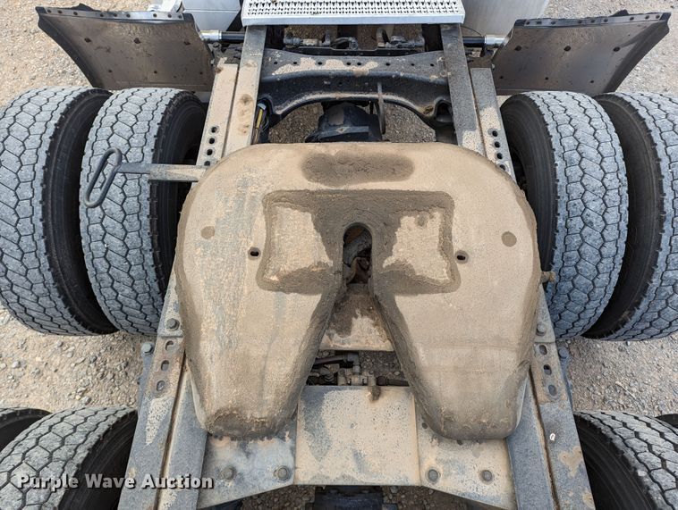 image for item LP9154 2016 Peterbilt 579 semi truck