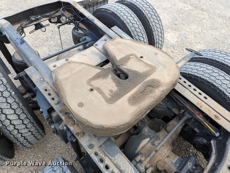 image for item LP9154 2016 Peterbilt 579 semi truck