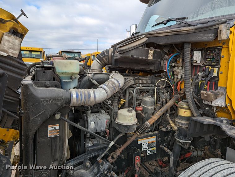 image for item LP9154 2016 Peterbilt 579 semi truck