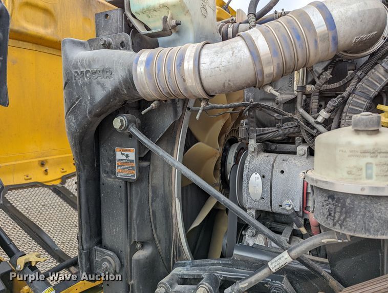 image for item LP9154 2016 Peterbilt 579 semi truck