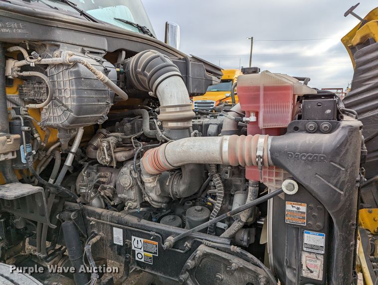 image for item LP9154 2016 Peterbilt 579 semi truck