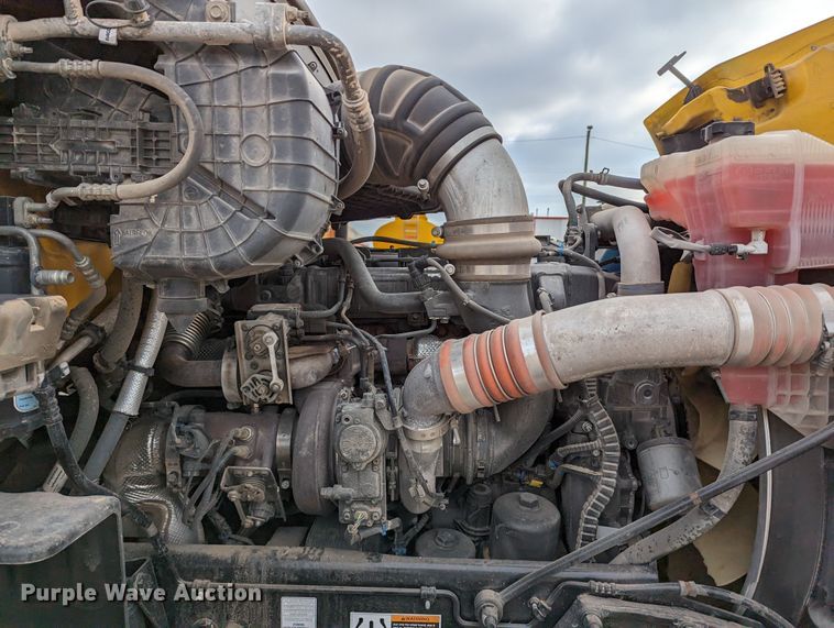 image for item LP9154 2016 Peterbilt 579 semi truck