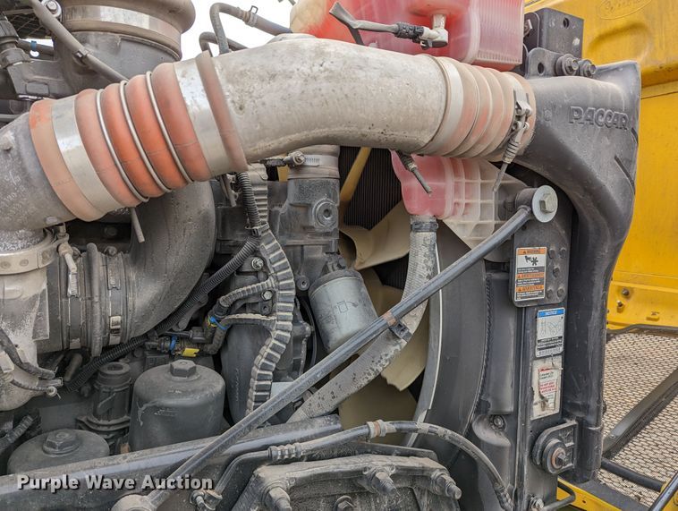 image for item LP9154 2016 Peterbilt 579 semi truck