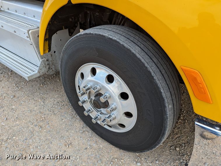 image for item LP9154 2016 Peterbilt 579 semi truck