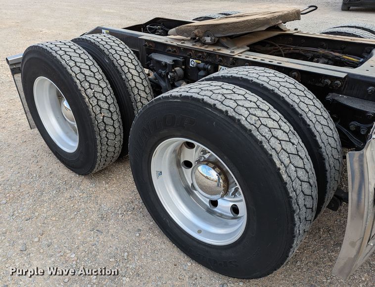 image for item LP9154 2016 Peterbilt 579 semi truck