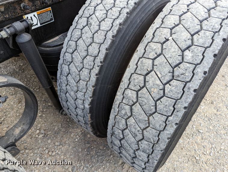 image for item LP9154 2016 Peterbilt 579 semi truck