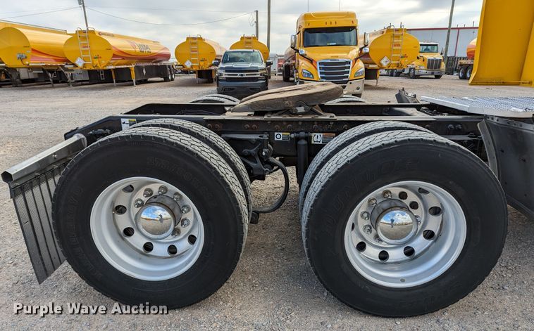 image for item LP9154 2016 Peterbilt 579 semi truck