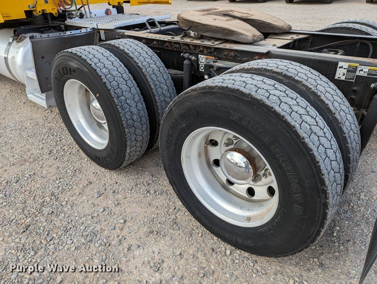 image for item LP9154 2016 Peterbilt 579 semi truck