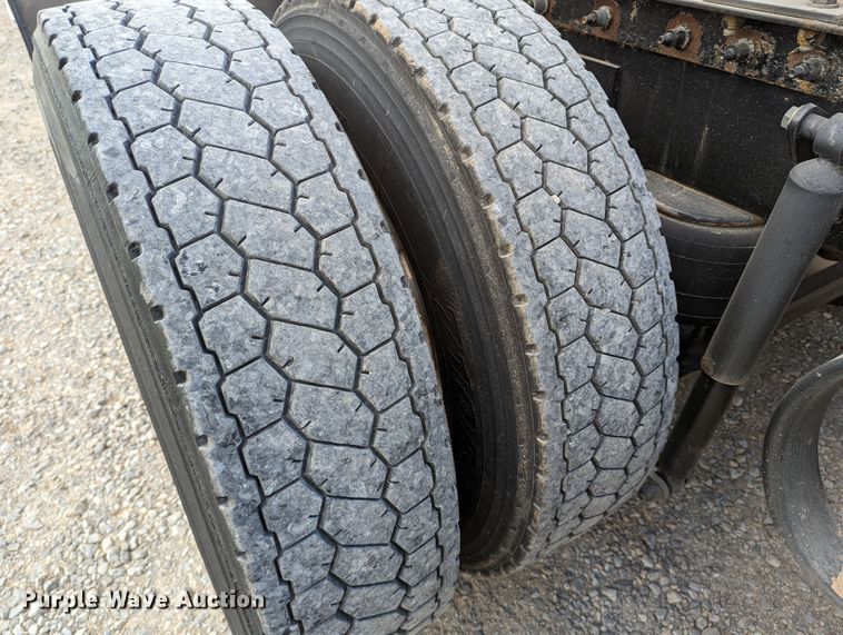 image for item LP9154 2016 Peterbilt 579 semi truck