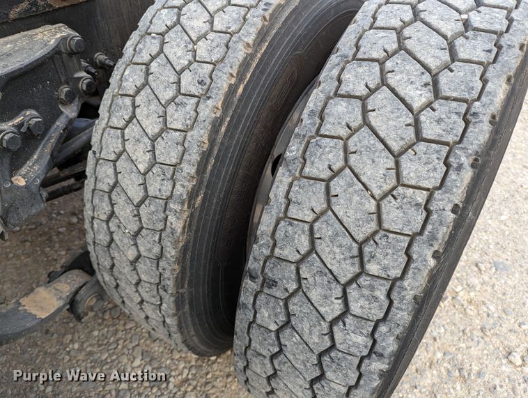 image for item LP9154 2016 Peterbilt 579 semi truck