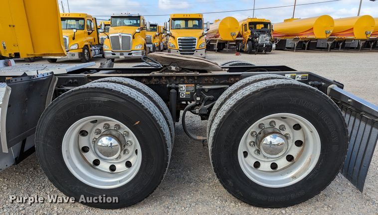 image for item LP9154 2016 Peterbilt 579 semi truck