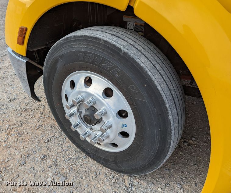 image for item LP9154 2016 Peterbilt 579 semi truck