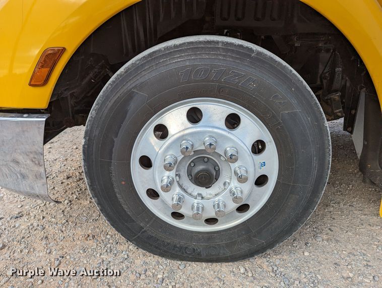 image for item LP9154 2016 Peterbilt 579 semi truck