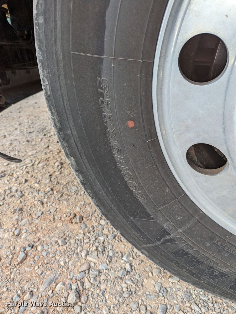 image for item LP9154 2016 Peterbilt 579 semi truck