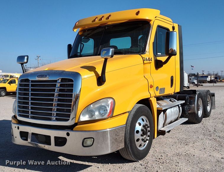 image for item LP9155 2018 Freightliner Cascadia 125 semi truck
