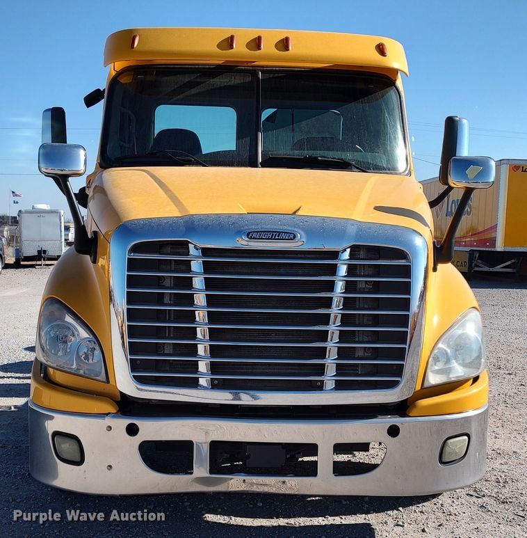 image for item LP9155 2018 Freightliner Cascadia 125 semi truck