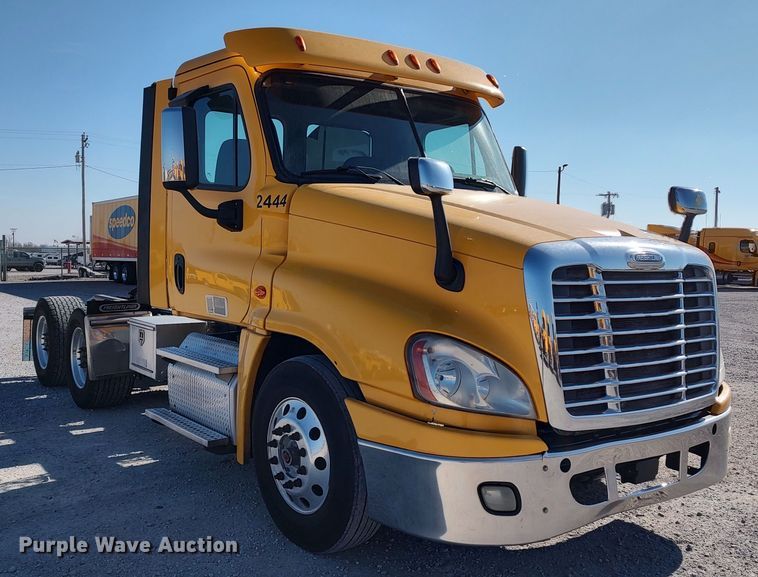 image for item LP9155 2018 Freightliner Cascadia 125 semi truck