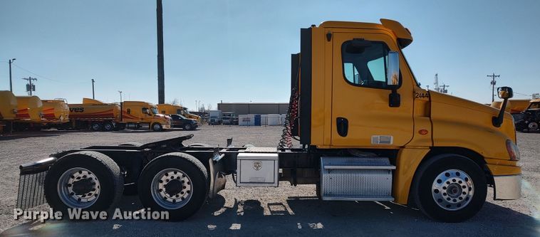 image for item LP9155 2018 Freightliner Cascadia 125 semi truck