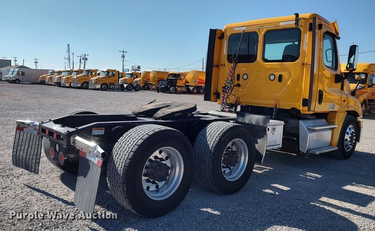 image for item LP9155 2018 Freightliner Cascadia 125 semi truck