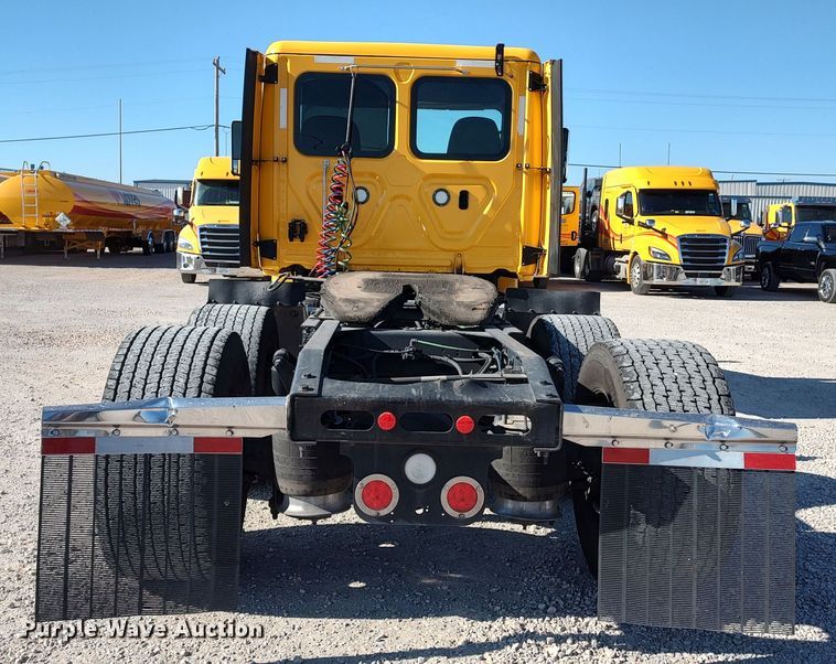 image for item LP9155 2018 Freightliner Cascadia 125 semi truck