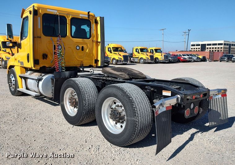 image for item LP9155 2018 Freightliner Cascadia 125 semi truck