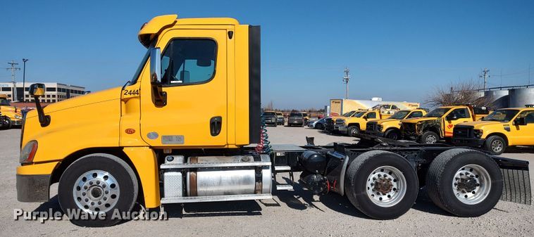 image for item LP9155 2018 Freightliner Cascadia 125 semi truck