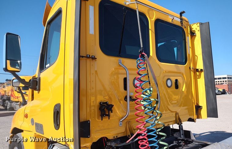 image for item LP9155 2018 Freightliner Cascadia 125 semi truck