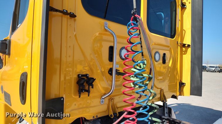 image for item LP9155 2018 Freightliner Cascadia 125 semi truck