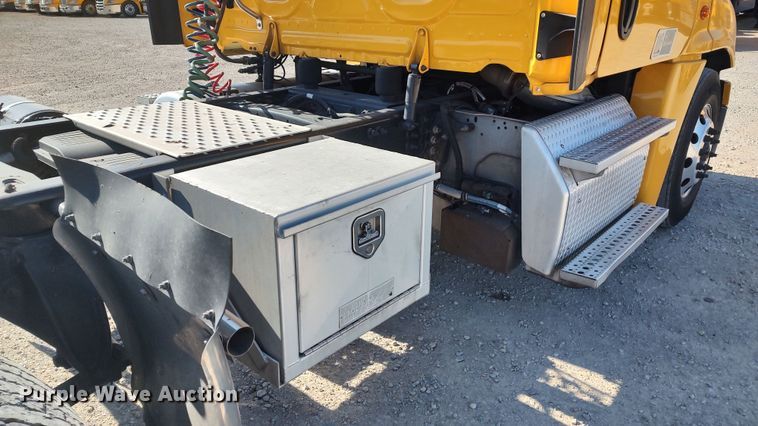 image for item LP9155 2018 Freightliner Cascadia 125 semi truck