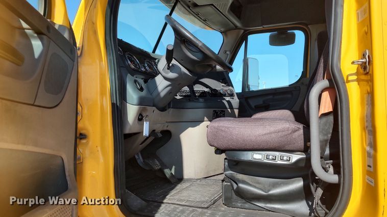 image for item LP9155 2018 Freightliner Cascadia 125 semi truck