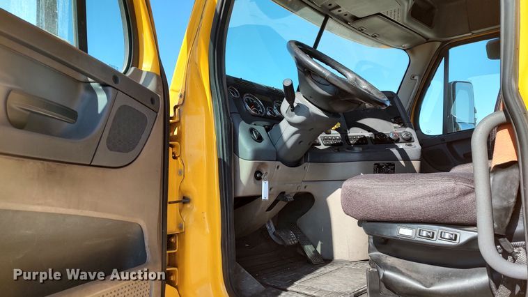 image for item LP9155 2018 Freightliner Cascadia 125 semi truck