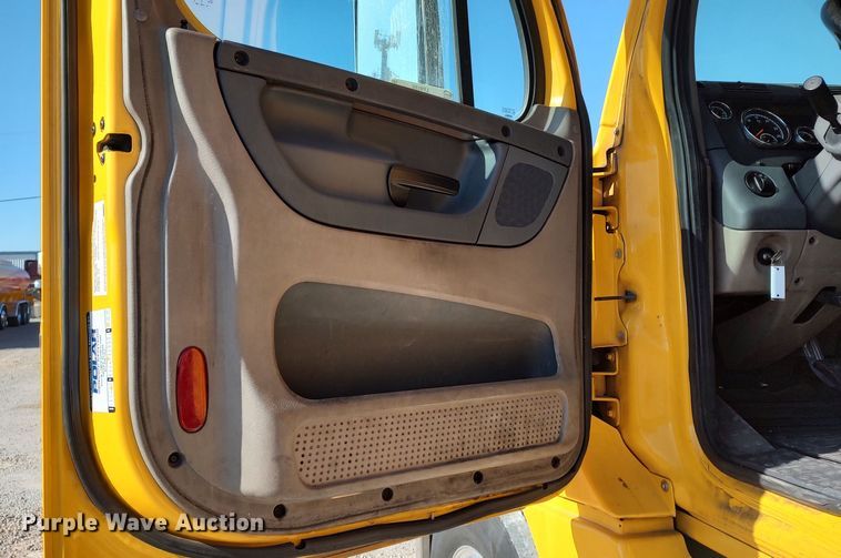 image for item LP9155 2018 Freightliner Cascadia 125 semi truck