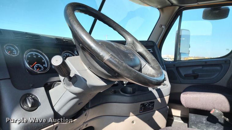 image for item LP9155 2018 Freightliner Cascadia 125 semi truck