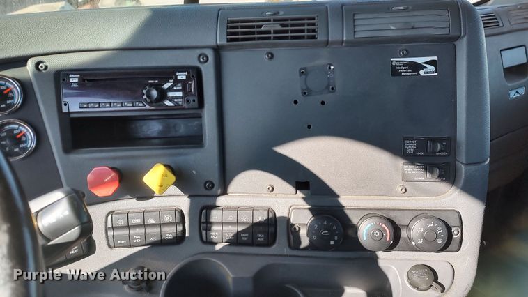 image for item LP9155 2018 Freightliner Cascadia 125 semi truck