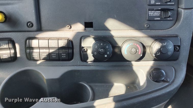 image for item LP9155 2018 Freightliner Cascadia 125 semi truck