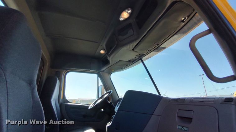 image for item LP9155 2018 Freightliner Cascadia 125 semi truck