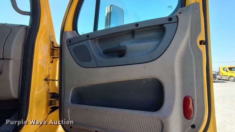 image for item LP9155 2018 Freightliner Cascadia 125 semi truck