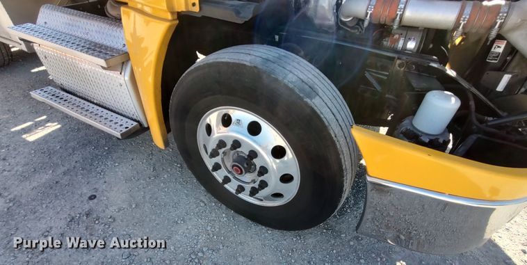 image for item LP9155 2018 Freightliner Cascadia 125 semi truck