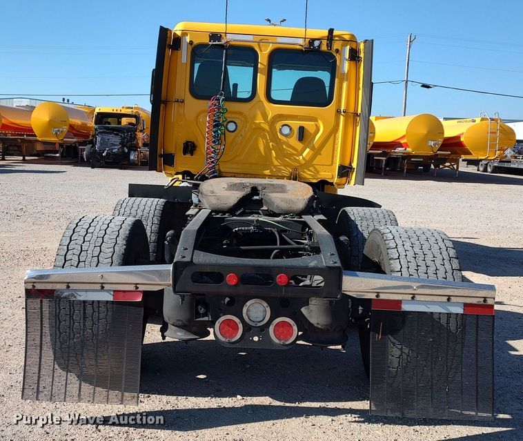 image for item LP9156 2020 Freightliner Cascadia 126 semi truck