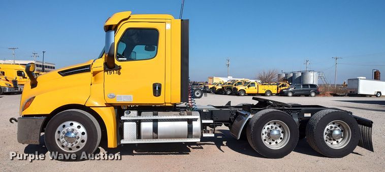 image for item LP9156 2020 Freightliner Cascadia 126 semi truck