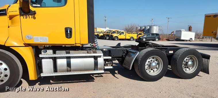 image for item LP9156 2020 Freightliner Cascadia 126 semi truck