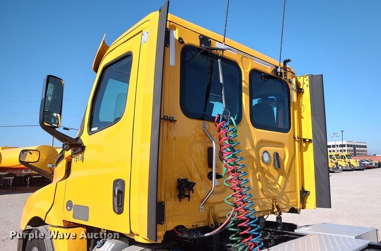 image for item LP9156 2020 Freightliner Cascadia 126 semi truck