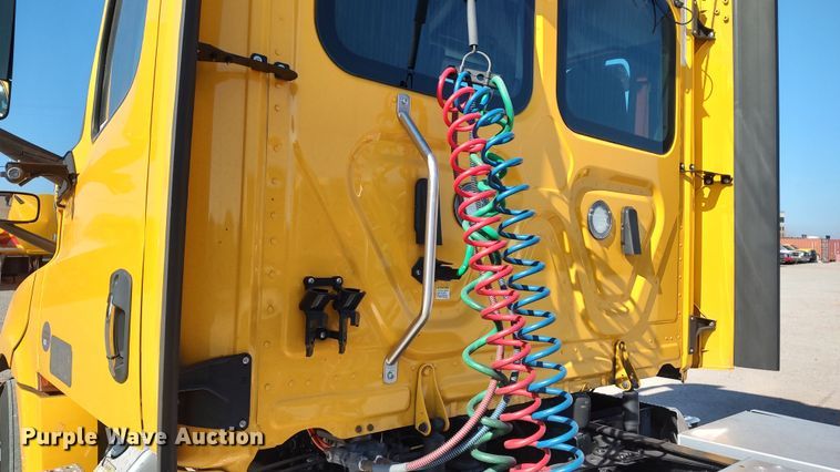 image for item LP9156 2020 Freightliner Cascadia 126 semi truck