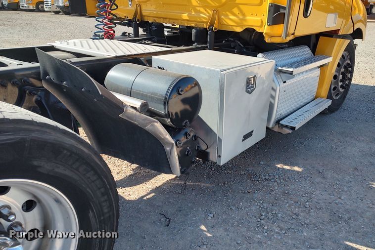 image for item LP9156 2020 Freightliner Cascadia 126 semi truck