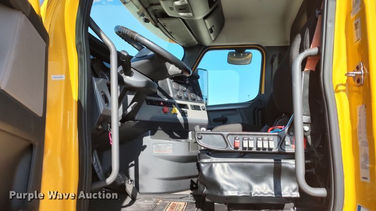 image for item LP9156 2020 Freightliner Cascadia 126 semi truck