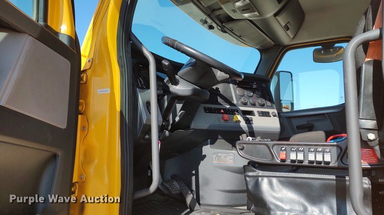 image for item LP9156 2020 Freightliner Cascadia 126 semi truck