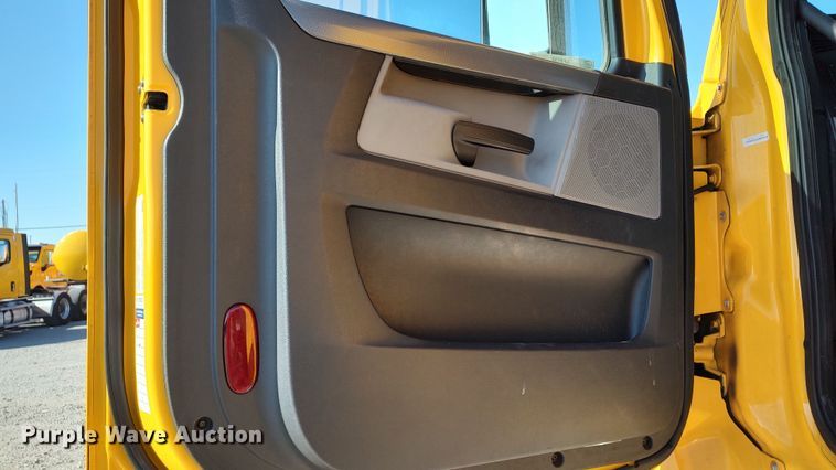 image for item LP9156 2020 Freightliner Cascadia 126 semi truck