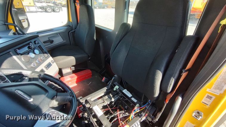 image for item LP9156 2020 Freightliner Cascadia 126 semi truck