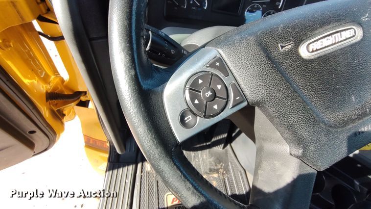 image for item LP9156 2020 Freightliner Cascadia 126 semi truck